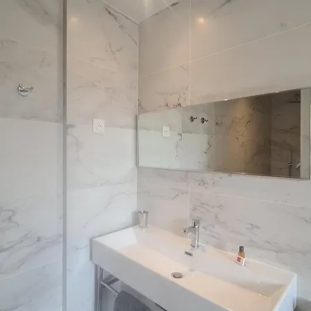 Le Petit Trianon Et Le Charme Des 2* Niza